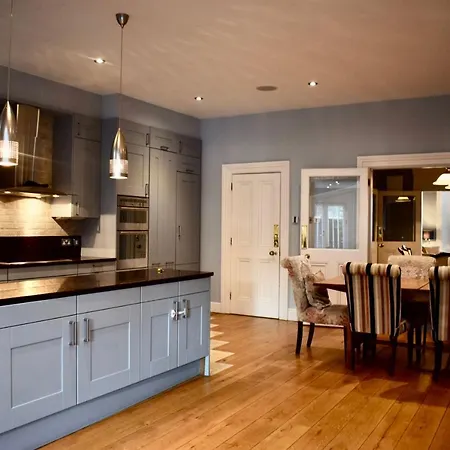 Refurbished Traditional Townhouse Casa de Férias