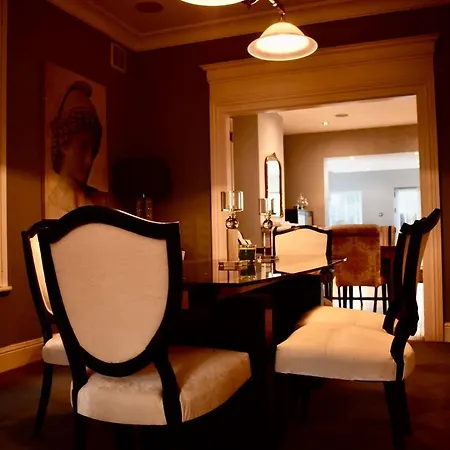 펜션 Refurbished Traditional Townhouse