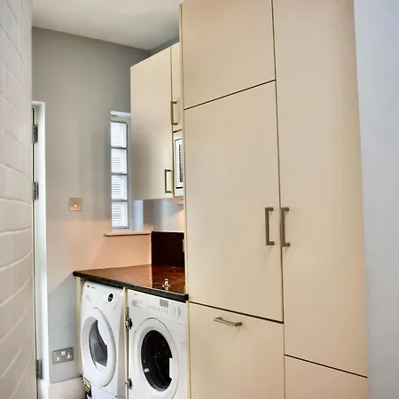 펜션 Refurbished Traditional Townhouse *