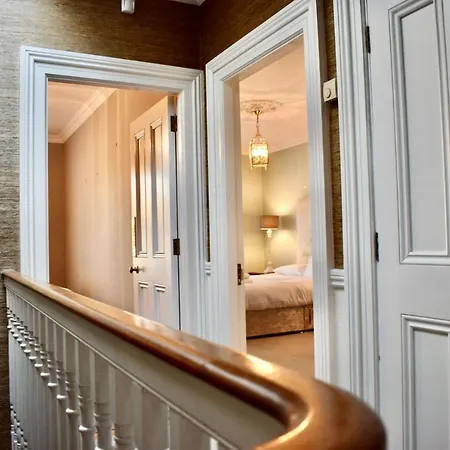 Refurbished Traditional Townhouse Casa de Férias