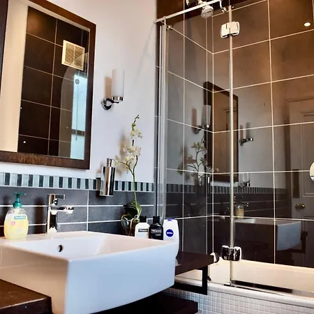 Refurbished Traditional Townhouse 펜션 *
