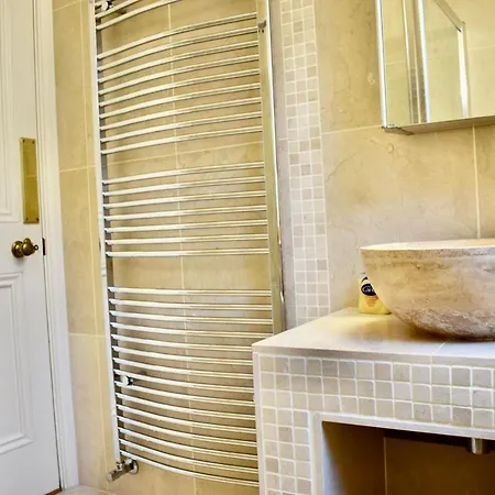 Refurbished Traditional Townhouse Casa de Férias