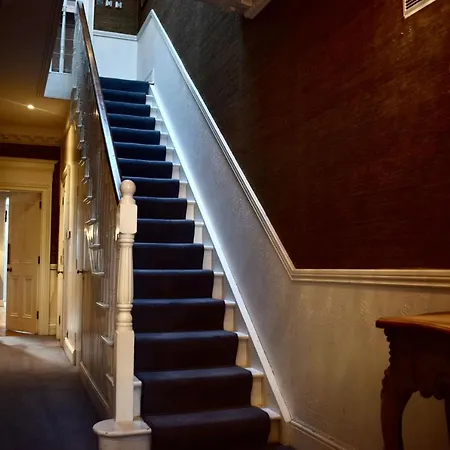 Refurbished Traditional Townhouse 펜션 *