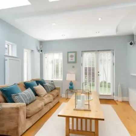Refurbished Traditional Townhouse Дом отдыха *