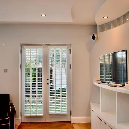 Дом отдыха Refurbished Traditional Townhouse *
