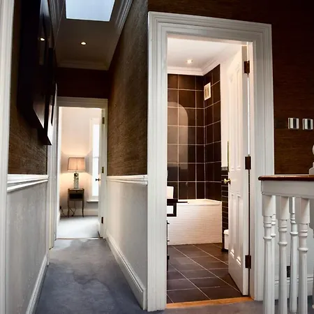 Дом отдыха Refurbished Traditional Townhouse *
