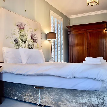 Дом отдыха Refurbished Traditional Townhouse